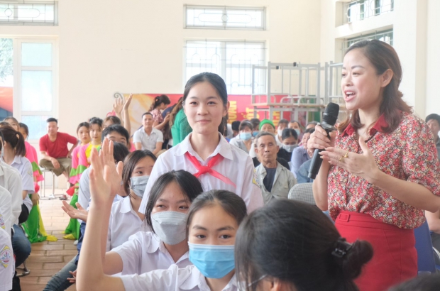 EMWF successfully implemented “Building healthy schools for ethnic minority girls in Hoa Binh province” project.